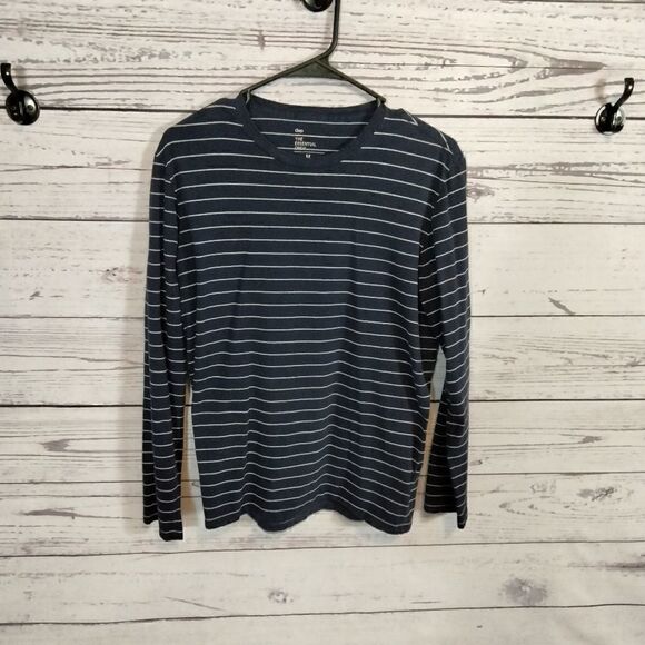 " Gap" woman's shirt  - Picture 1 of 8